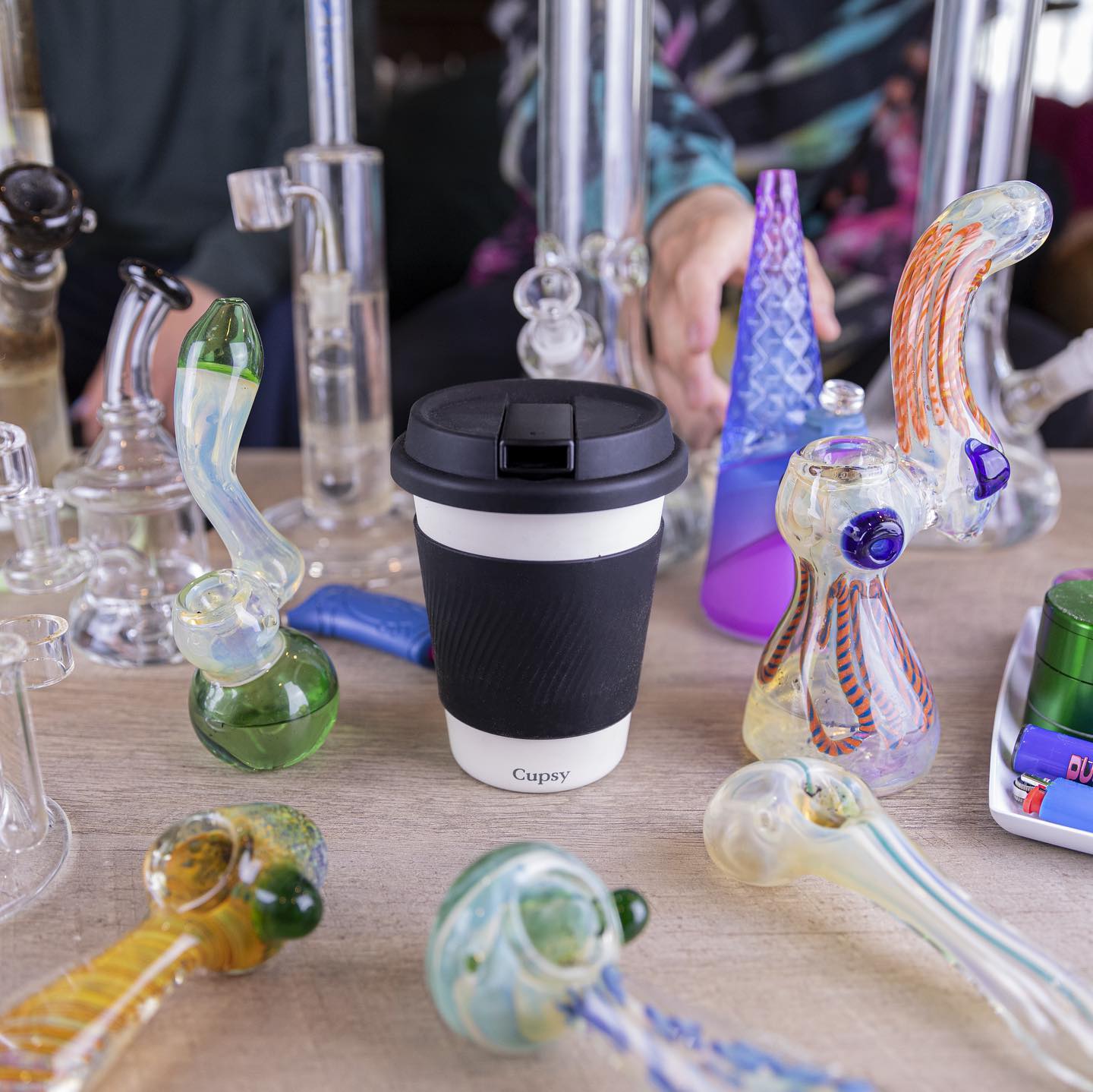 https://boomheadshop.com/cdn/shop/products/puffco-cupsy-coffee-cup-water-pipe-bubbler.jpg?v=1651818694&width=1440